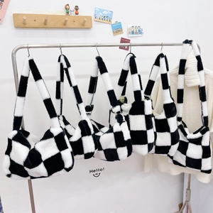 Bolso de hombro de felpa con patrón de tablero de ajedrez en blanco y negro