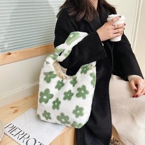 Borsa tote in peluche invernale con motivo floreale verde da donna in un contesto casual