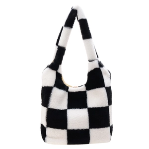 Détail de la texture pelucheuse à damier noir et blanc de ce sac à main élégant et doux