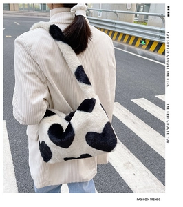 Sac à Épaule en Peluche à Motif Cœur pour Femmes Style Doux et Frais Sac à Main en Fausse Fourrure Sac Sous le Bras Souple
