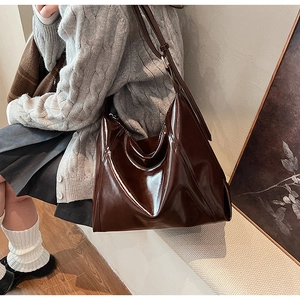 Détail du grand sac porté épaule marron café en cuir PU avec finition vintage cirée