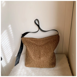 Women Casual Large Capacity Faux Lamb Wool Shoulder Bag Soft Plush Hobo Tote With PU Leather Strap Autumn Winter Fashion Handbag