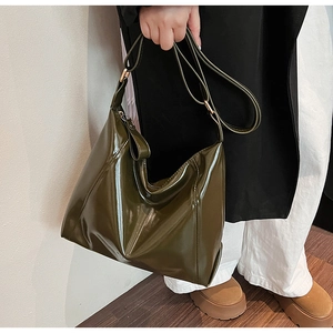 Détail d'un sac fourre-tout en cuir PU vert olive brillant avec bandoulière réglable