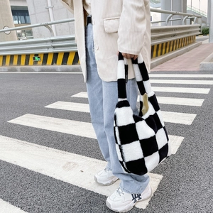 Sac Fourre-Tout en Peluche à Damier Noir et Blanc pour Femme Sac à Main en Fausse Fourrure Douce Grande Capacité Décontracté