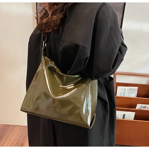 Gros plan du sac fourre-tout en cuir PU vert olive brillant avec logo CLEARLUK gaufré