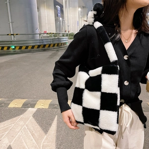 Women Checkerboard Plush Tote Bag Faux Fur Shoulder Bag Soft Fluffy Handbag Winter Fashion Casual Large Capacity Tote Bag