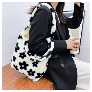 Fleece tote bag with black and white floral pattern for autumn and winter outfits