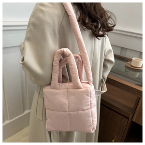 Dettaglio della borsa imbottita rosa che mostra la trama del tessuto e le cuciture