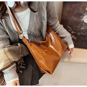 Détail du grand sac cabas en similicuir marron foncé brillant avec finition lisse