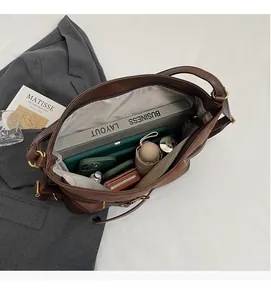 Detailansicht der großen braunen Ledertasche mit geräumigem Innenraum und viel Stauraum