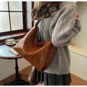 Grand sac cabas marron en cuir PU avec une texture souple et une finition brillante