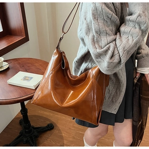 Détail d'un sac bandoulière en cuir PU marron avec sangle réglable en décor décontracté