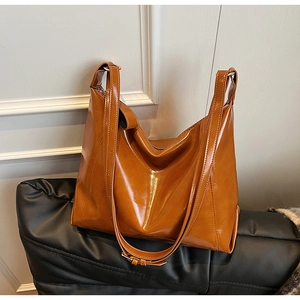 Sac hobo minimaliste en cuir PU marron caramel avec deux bandoulières au style rétro