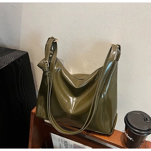 Sac hobo chic en cuir verni brillant vert olive avec ferrures dorées pour femmes