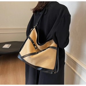 Große beige Wildleder-Einkaufstasche mit schwarzen Details und goldenen Beschlägen
