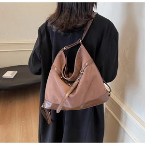 Braune Hobo-Tasche aus Wildleder mit verstellbarem Schultergurt und Bronze-Beschlägen
