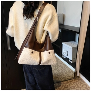 Detail of the brown leather and fleece crossbody bag with adjustable silver metal buckle