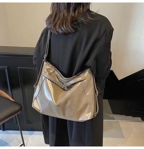 Gros plan d'un grand sac cabas brillant kaki avec une large bandoulière réglable