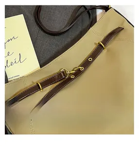 Nahaufnahme der Vintage-Tragetasche in Khaki mit feinen Nähten und braunem Lederriemen-Detail