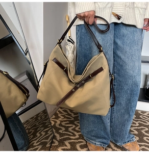 Detailansicht der großen beigen Hobo-Tasche mit verstellbarem braunem Leder-Schultergurt