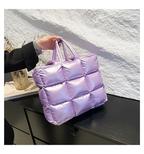 Dettaglio della borsa tote trapuntata viola lucida in nylon impermeabile imbottito