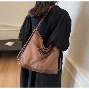 Tragebild einer karamellbraunen Totebag aus mattem Leder im minimalistischen Innendesign
