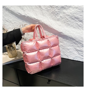 Dettaglio della borsa tote trapuntata rosa metallizzato con motivi a cucitura quadrata