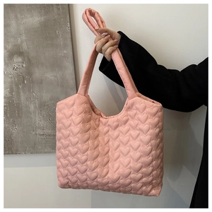 Detailansicht der pinken Tragetasche mit Herzsteppung und weicher, gepolsterter Textur