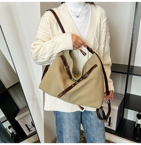 Detail des verstellbaren Riemens und der Khaki-Hobo-Tasche mit braunem Lederbesatz