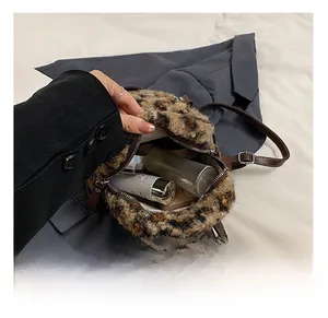 Détail de la capacité intérieure du sac à dos en peluche léopard avec rangement cosmétique