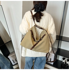 Detail der khakifarbenen Hobo-Tasche mit braunem Gurt und goldener Schnalle am Modell