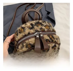 Détails du sac à dos en peluche léopard avec fermetures éclair et languettes cuir
