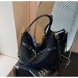 Große schwarze Tote-Bag aus mattem Leder mit goldenen Metallschnallen für die Schule