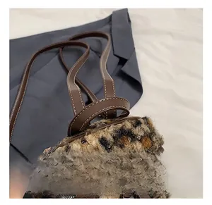 Vue détaillée du sac en peluche léopard avec poignée en cuir et couture blanche