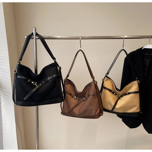Retro Wildleder-Einkaufstaschen in Schwarz, Braun und Khaki mit dekorativen Schnallenriemen
