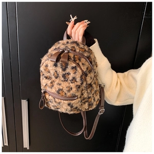 Détail d'un mini sac à dos en peluche léopard avec fourrure douce et lanières en cuir brun