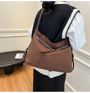 Detail einer großen dunkelbraunen PU-Leder-Tote-Bag mit Vintage-Gold-Hardware für den Alltag