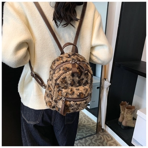 Gros plan détaillé d'un mini sac à dos en peluche léopard avec bretelles en similicuir