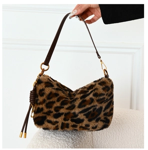 Detail der hobo-tasche mit leopardenmuster aus kunstpelz und goldenen beschlägen