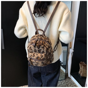 Détail de la texture en fausse fourrure léopard et des doubles fermetures du sac à dos