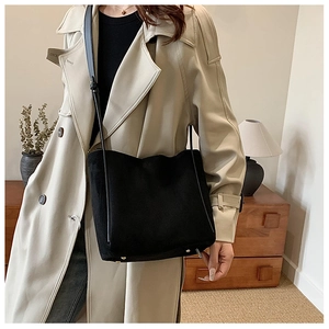 Détail du cabas seau noir minimaliste en PU avec clous dorés et texture mate élégante
