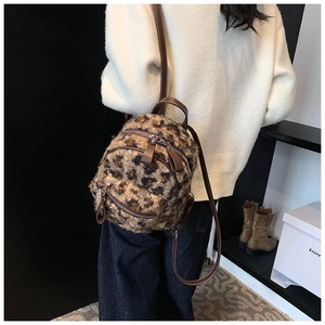 Vue détaillée du mini sac à dos en peluche léopard avec bretelles en similicuir marron