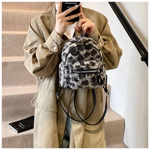 Détail du mini sac à dos en peluche à motif léopard avec des bretelles en cuir noir