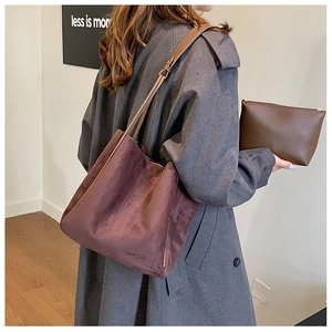 Vue détaillée du sac cabas bordeaux mat et de la pochette marron avec mannequin