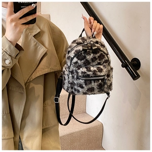Détail d'un sac à dos en peluche léopard avec texture en fausse fourrure et zips argent