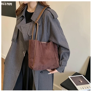 Sac fourre-tout en similicuir marron porté par un mannequin pour l'usage quotidien