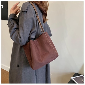 Détail montrant la texture latérale et la capacité de ce sac fourre-tout en daim marron