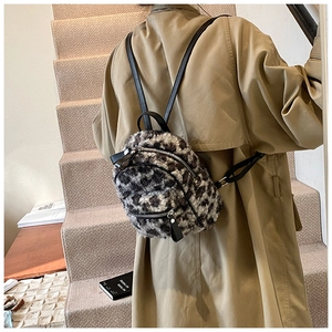 Détail du sac à dos en peluche à motif léopard avec lanières en similicuir noir et zips