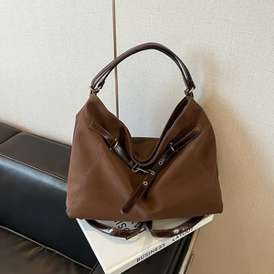 Große dunkelbraune Hobo-Tasche aus Nylon mit Lederriemen und Goldbeschlägen