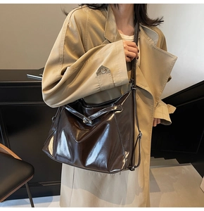 Détail du sac cabas en cuir marron foncé avec fermoir argenté et coutures fines
